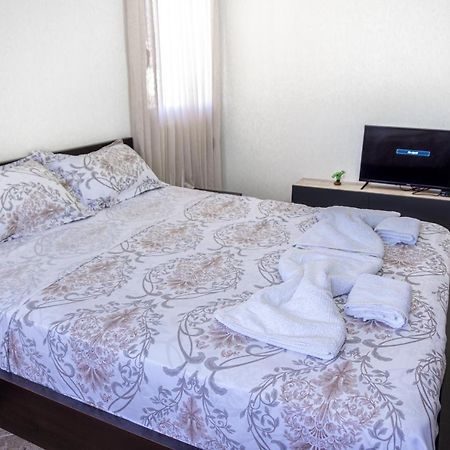 City Center Two Private Bedrooms Near Scanderbeg Square On Shared Apartment 地拉那 外观 照片