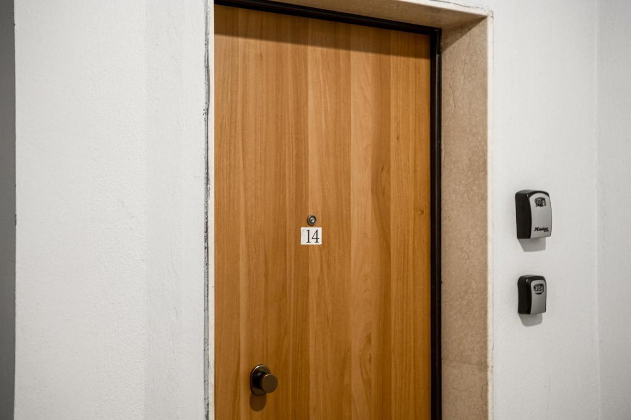 City Center Two Private Bedrooms Near Scanderbeg Square On Shared Apartment 地拉那 外观 照片
